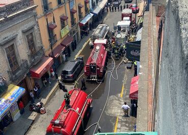 Incendio consume gran parte de una bodega de mochilas en el Centro de la CDMX