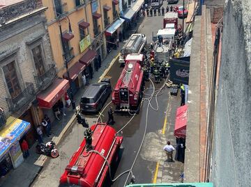 Incendio consume gran parte de una bodega de mochilas en el Centro de la CDMX