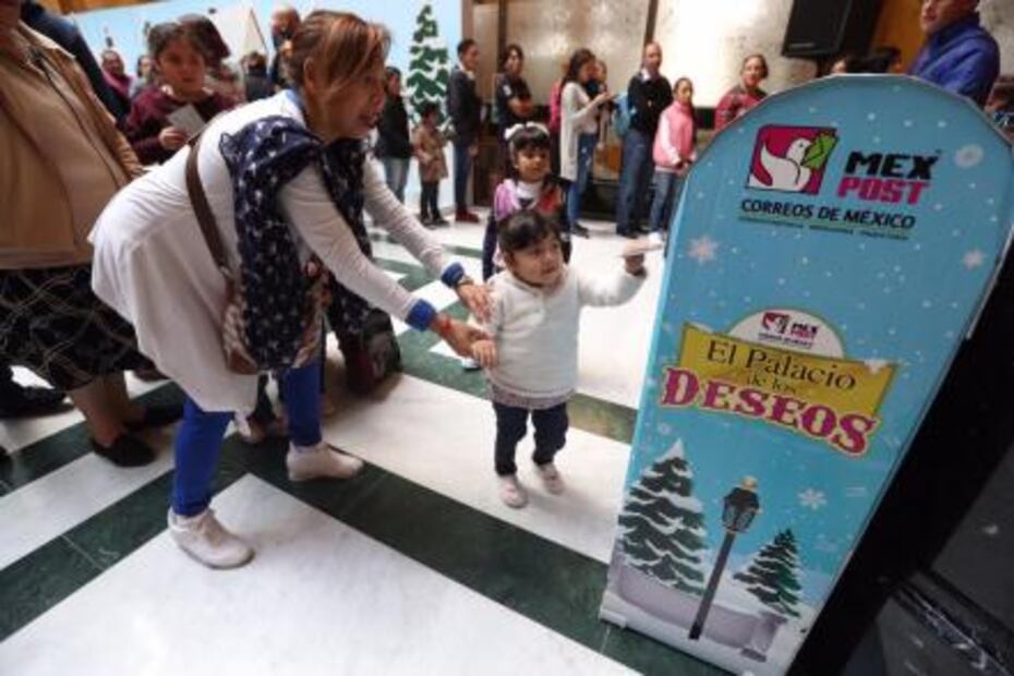 Niños regresan al correo tradicional para enviar su carta a los Reyes Magos