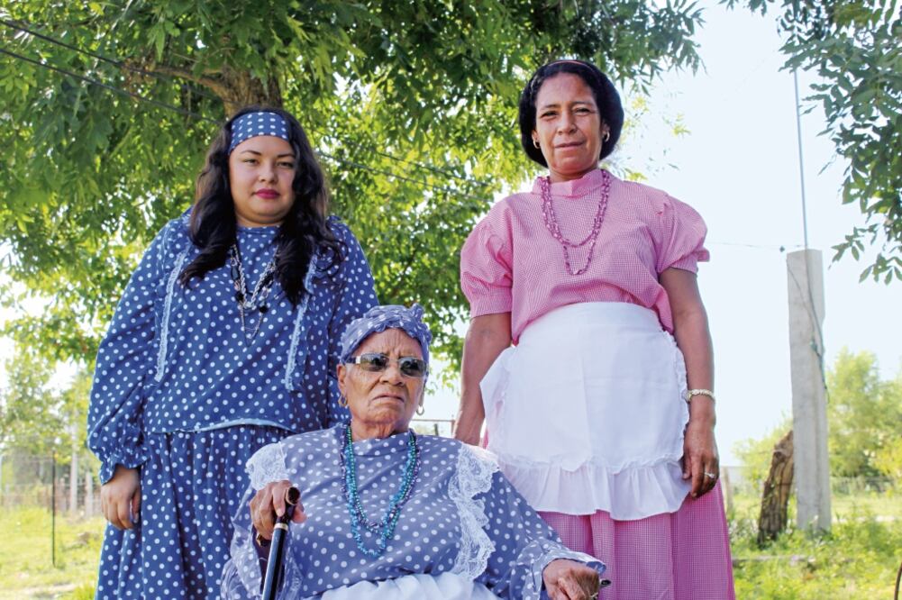 Lucía Vázquez (centro) tiene 85 años y ella es la última afrodescendiente pura en la comunidad de El Nacimiento, Múzquiz, Coahuila (FRANCISCO RODRÍGUEZ)