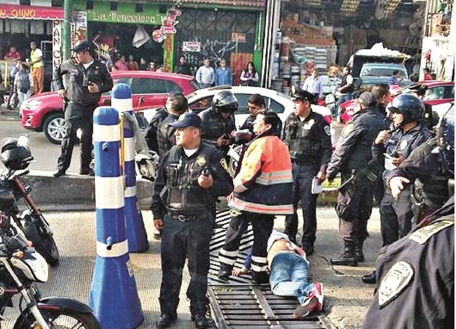 Tras el tiroteo, se pidió el apoyo de una ambulancia. Minutos después llegaron paramédicos de la Cruz Roja para atender a Jorge Eduardo "N". Foto Especial