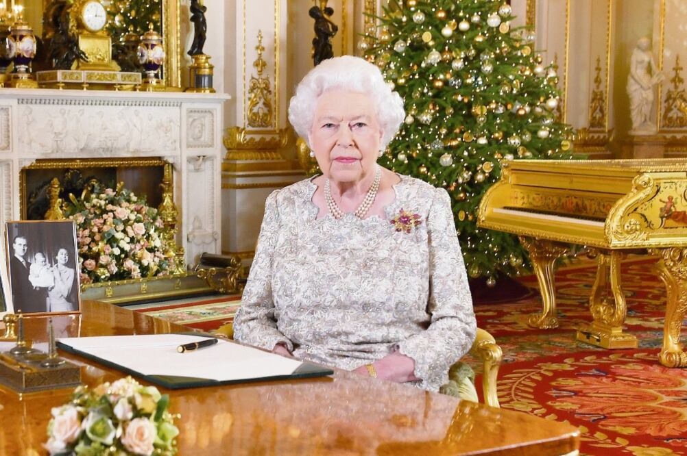 La reina Isabel II al terminar su mensaje anual del día de Navidad (REUTERS)