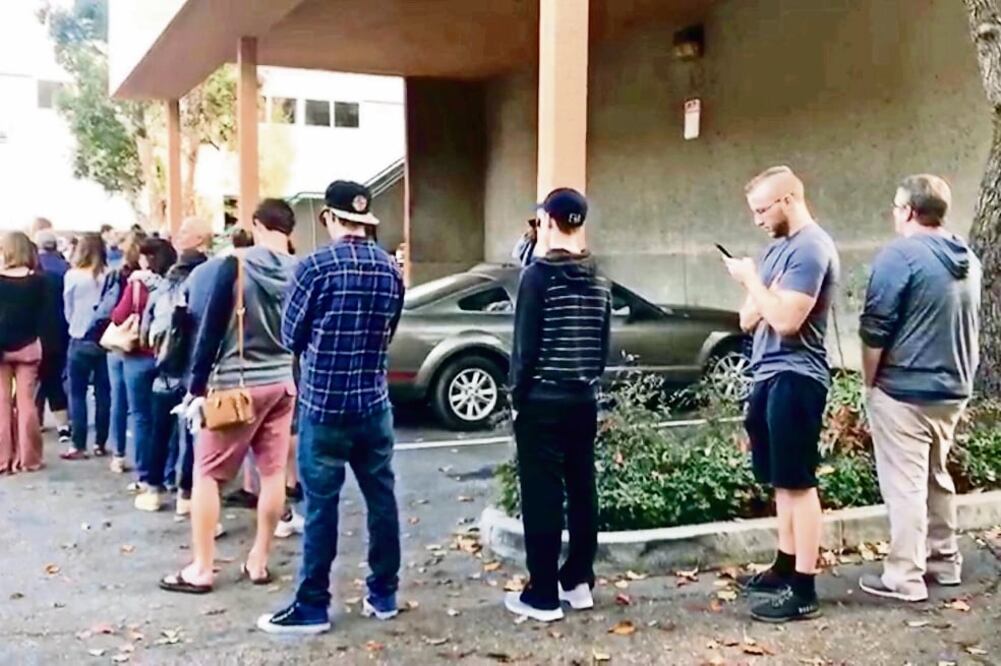 En las filas del primer día de venta había casi 40 personas, entre ellas se encontraba gente de Tijuana que cruzó la frontera entre México y Estados Unidos, encontró uno de los dispensarios y compró un par de gramos de la droga. (JOEBETH TORRÍQUEZ.EL UNI)