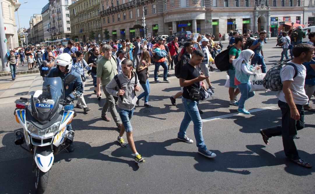 Centenares de refugiados se pusieron hoy en marcha para alcanzar a pie la frontera con Austria (Foto: Xinhua)