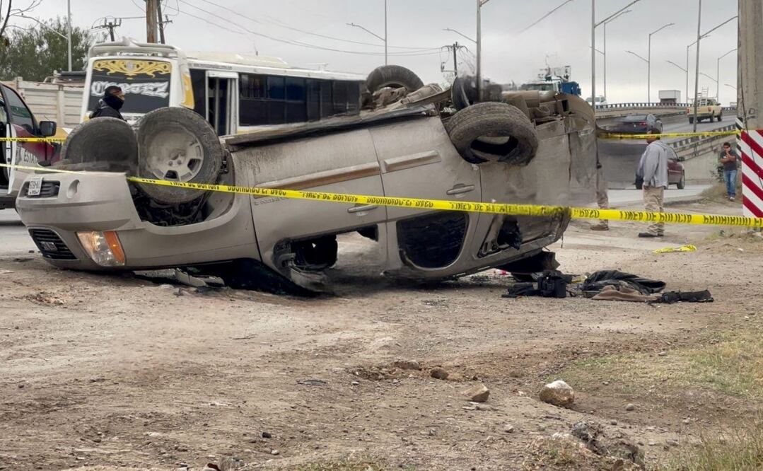 Una camioneta GMC Yukon terminó volcada en la colonia Almaguer. Foto: Especial