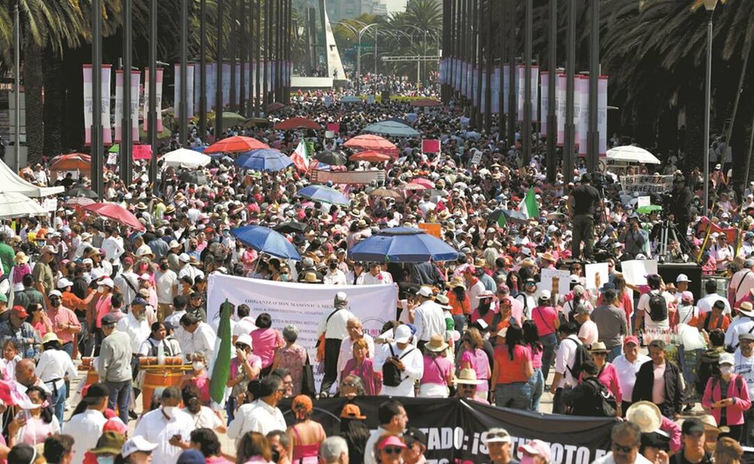 Miles de personas participaron en la marcha denominada ‘El INE no se toca’, contra la reforma electoral del presidente Andrés Manuel López Obrador, que partió del Ángel de la Independencia con rumbo al monumento a la Revolución. Foto: Arcihvo/ EL UNIVERSA