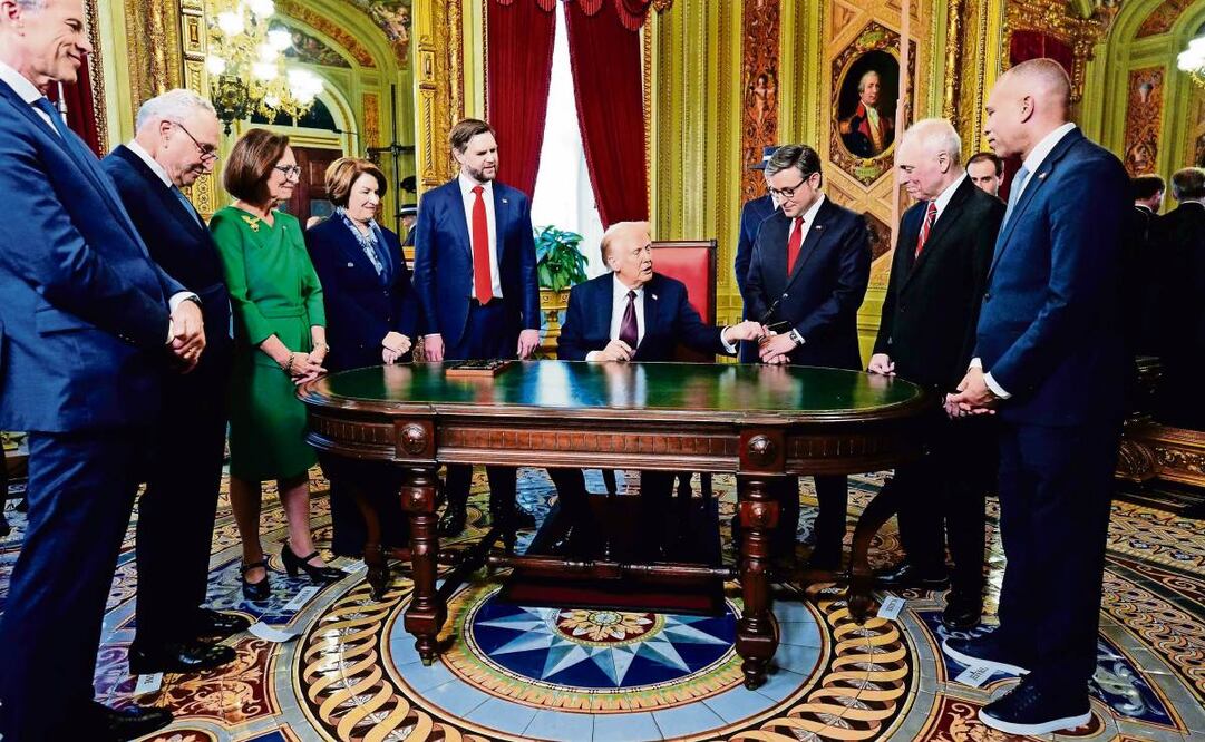 Donald Trump en una ceremonia de firma de decretos en la Sala del Presidente, tras la 60 ceremonia inaugural en el Capitolio en Washington, el pasado lunes. (27/01/2025) Foto: Melina Mara | EFE