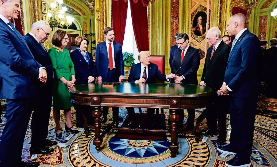 Donald Trump en una ceremonia de firma de decretos en la Sala del Presidente, tras la 60 ceremonia inaugural en el Capitolio en Washington, el pasado lunes. (27/01/2025) Foto: Melina Mara | EFE