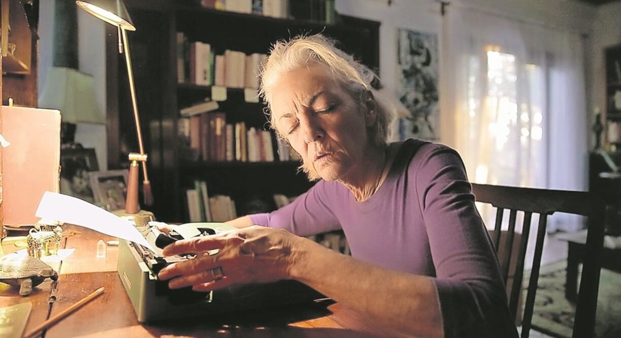 Lena (Bea Aaronson) es una mujer a quien recién le detectaron la enfermedad y que lleva 20 años viviendo en México.