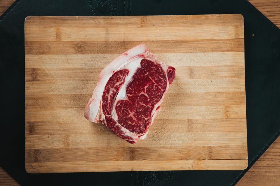 Los rib eye más gruesos conservan mejor la humedad durante el asado. Foto: Pexels