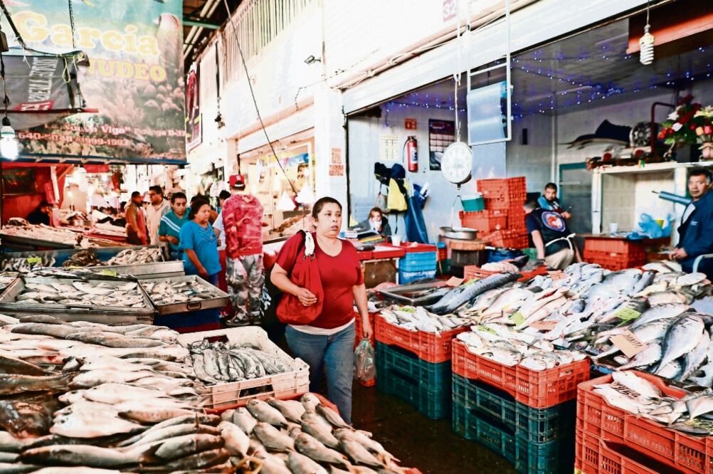 Uno de los sitios que visitarán en el recorrido es el mercado de La Nueva Viga, donde ofertan gran variedad de productos del mar (ARCHIVO EL UNIVERSAL)