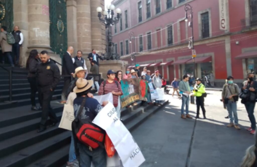 Un grupo de Manifestantes se encuentra afuera del Congreso de la Ciudad de México FOTO: @OVIALCDMX
