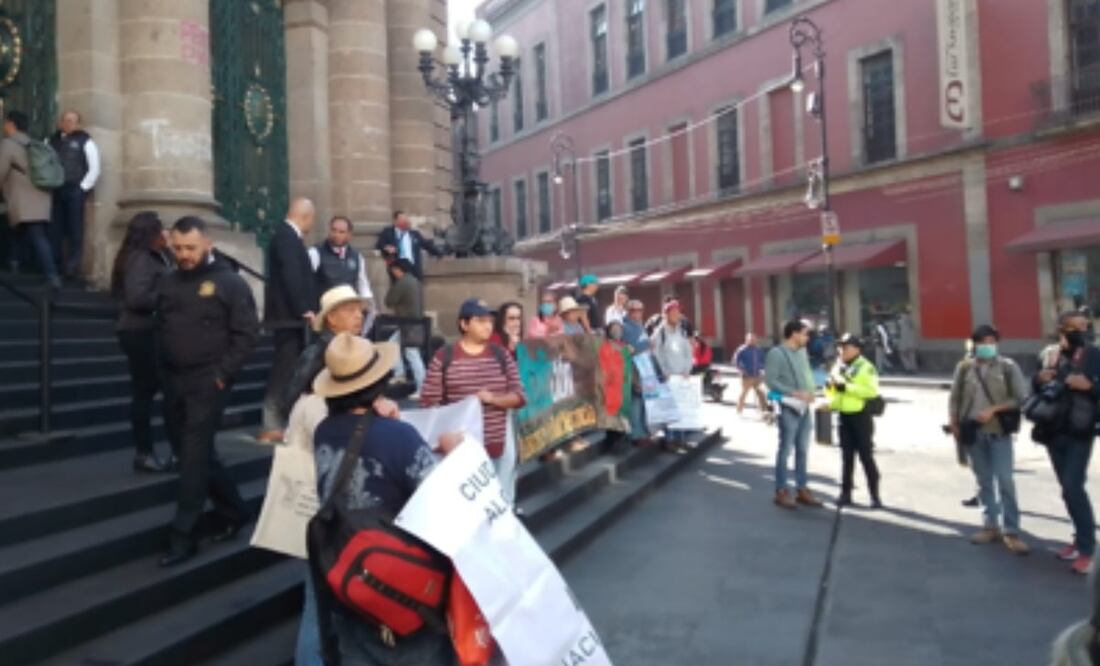 Un grupo de Manifestantes se encuentra afuera del Congreso de la Ciudad de México FOTO: @OVIALCDMX