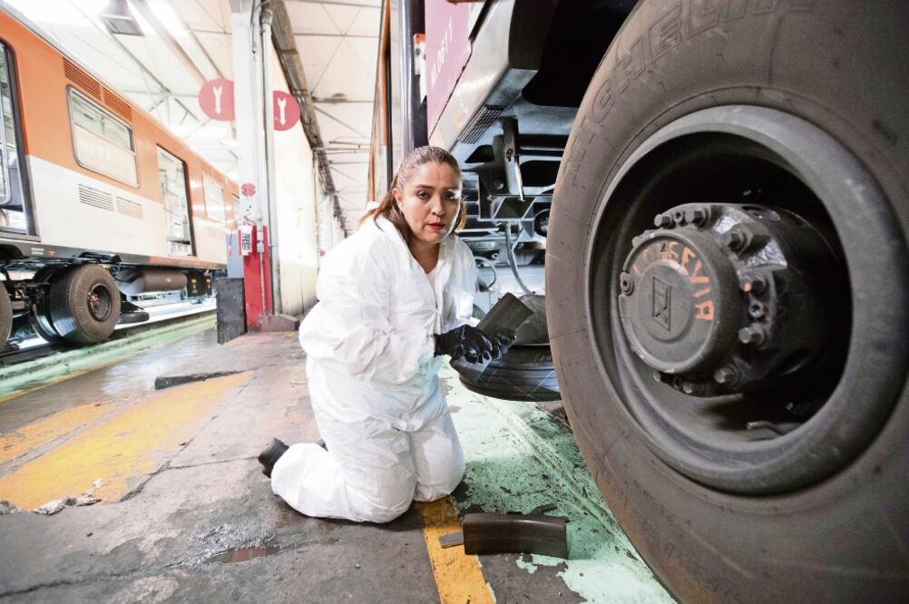Esperanza revisa el sistema de frenado de los vagones del Metro en los talleres de Tasqueña desde hace tres años. Foto: GERMÁN ESPINOSA. EL UNIVERSAL