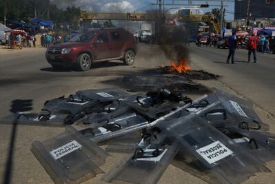 CNTE retiene autobús con gendarmes; queman su equipo