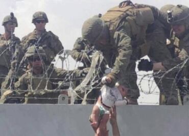 "Conseguimos calmarla": soldado que cuidó a una bebé que pasaron por encima de cables de púas en Afganistán