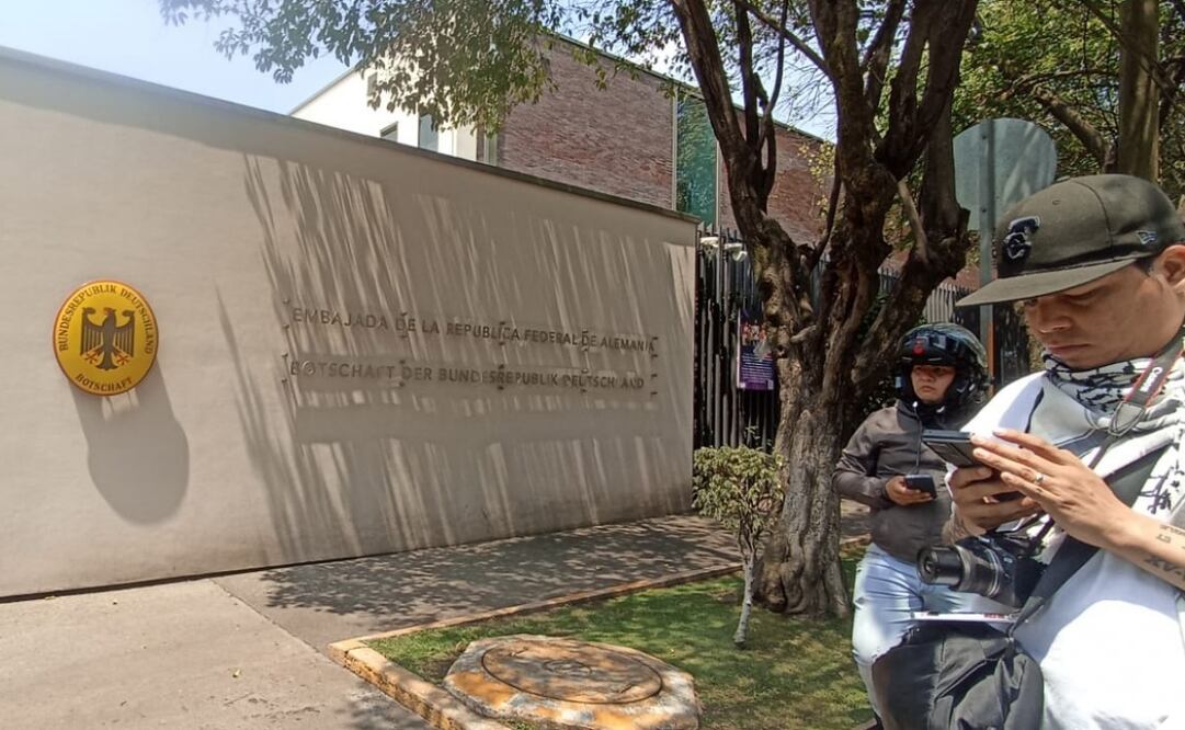 Recorre la CNTE embajadas de Polanco para pedirles que exijan al gobierno mexicano que resuelvan sus demandas. Foto: Especial