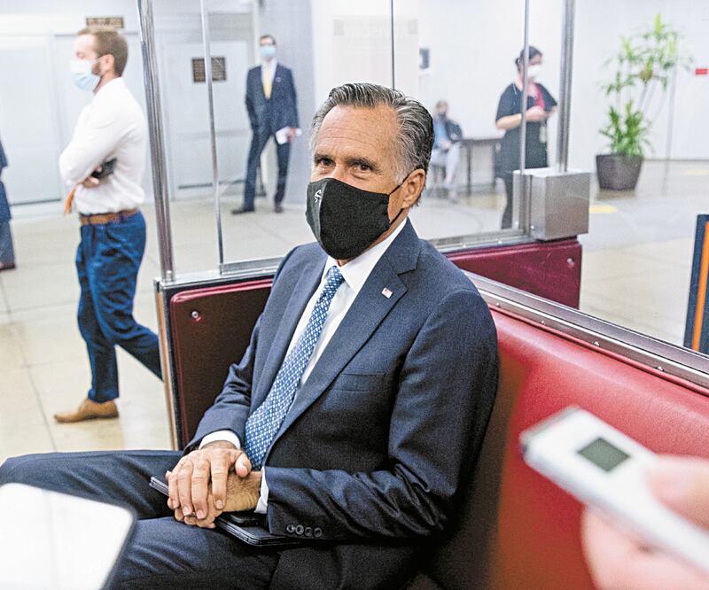 El senador re publica no Mitt Romney, ayer en el Capitolio en Wa shington. MICHAEL REYNOLDS. EFE