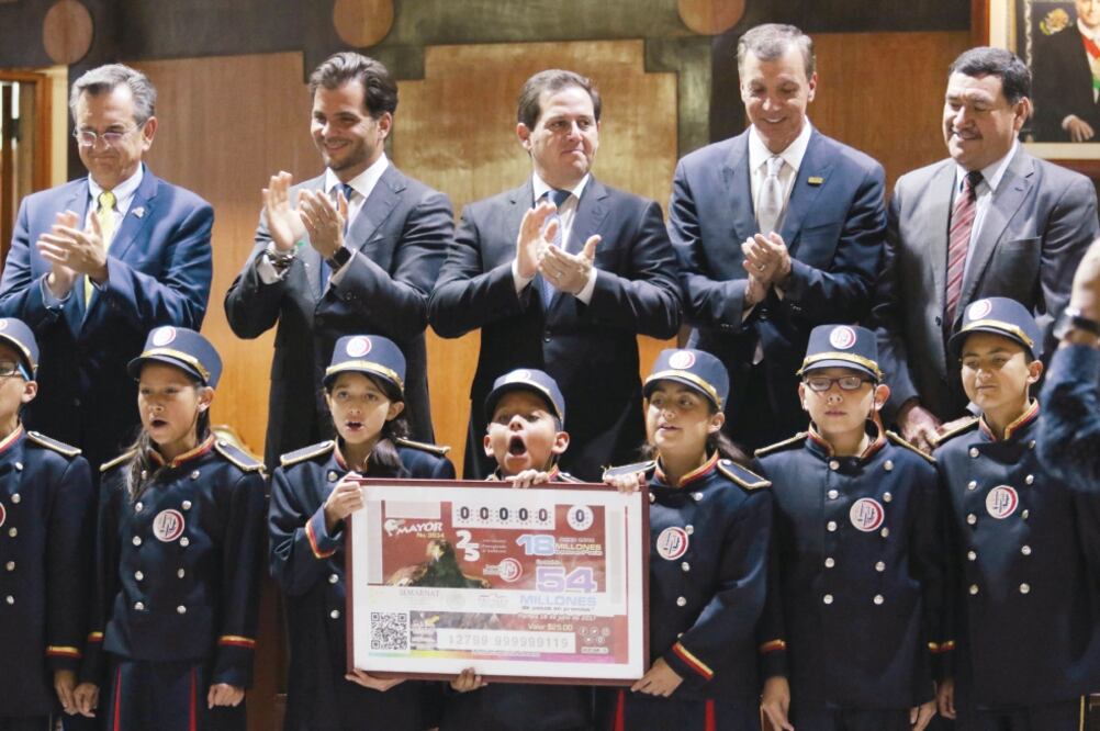 Pablo Treviño Villarreal, director general de la Lotería Nacional, encabezó el sorteo para destacar la labor de la Profepa en pro del medio ambiente (SAÚL LÓPEZ. CUARTOSCURO)