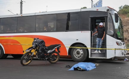 Pasajero de taxi por aplicación muere tras caer de motocicleta en Periférico Norte; camión atropelló a la víctima