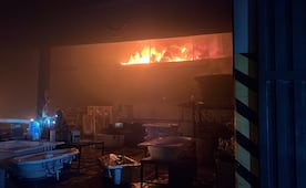 Incendio consume fábrica de fibra de vidrio en Iztapalapa; bomberos controlan el fuego durante la madrugada