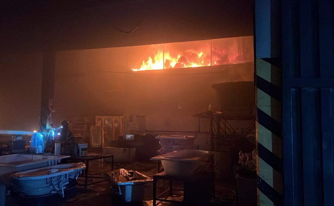 Incendio consume fábrica de fibra de vidrio en Iztapalapa. Foto: Bomberos CDMX