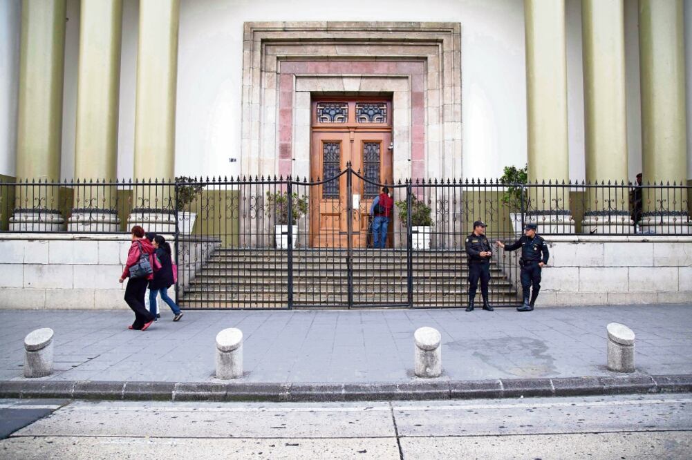 La Casa Presidencial de Guatemala, que fue allanada ayer en un caso que, según el gobierno, tiene que ver con “administraciones anteriores” (DAFNE PÉREZ. EFE)