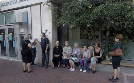 Grecia ordena a bancos reabrir el lunes