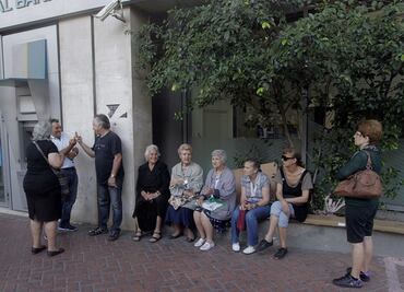 Grecia ordena a bancos reabrir el lunes