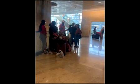 Con esperanza y angustia, mexicanos esperan aviones de la Fuerza Aérea Mexicana en Israel