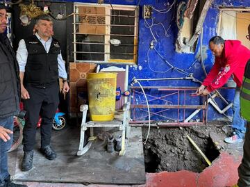 Entregan apoyos a familias afectadas por socavón en multifamiliar de alcaldía Miguel Hidalgo; predio permanece asegurado