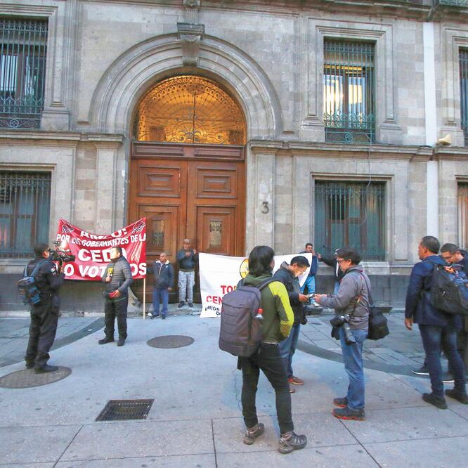 Los reporteros y camarógrafos de la fuente de Presidencia tampoco pudieron ingresar al edificio ubicado a un costado de la plancha del Zócalo. FOTOS: CARLOS MEJÍA. EL UNIVERSAL