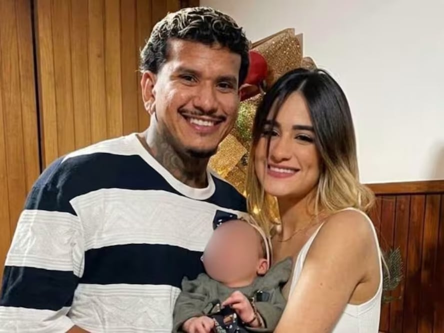 El futbolista Héctor Bello, su esposa e hija. Foto: especial