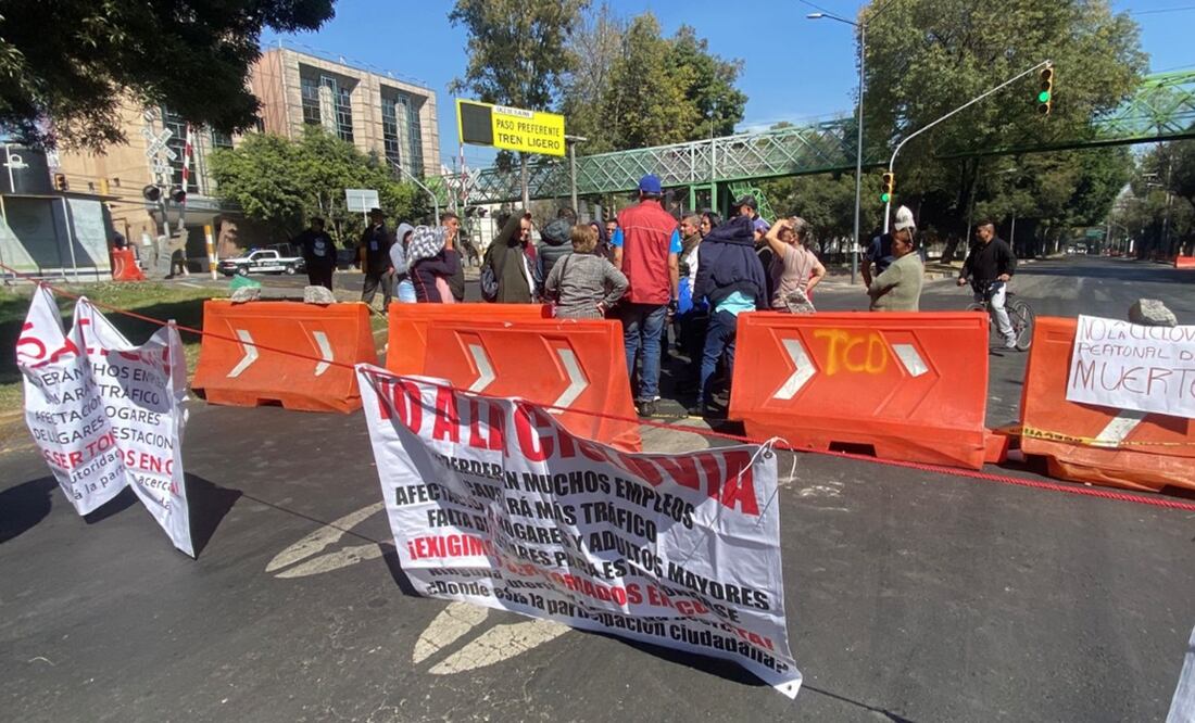 Habitantes del Viejo Ejido de Santa Úrsula Coapa bloquearon la mañana de este jueves la circulación vehicular en calzada de Tlalpan, para exigir la cancelación de la ciclovía. Foto: Juan Carlos Williams /EL UNIVERSAL
