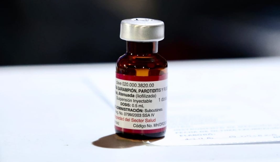 Vacunan contra el sarampión en Iztapalapa; instalan módulos nocturnos en central de abasto. Foto: Valente Rosas