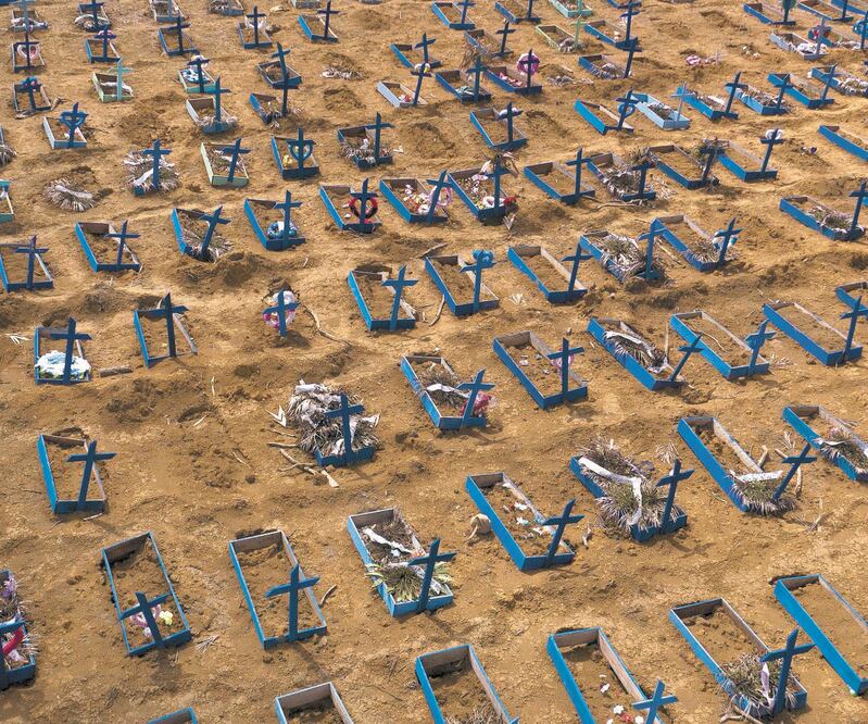 En Manaos, Brasil, se abrió una nueva zona en el cementerio para los muertos de los últimos 30 días. FELIPE DANA. AP