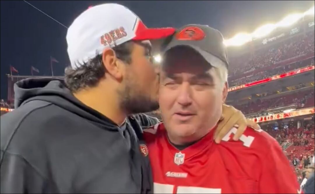 Alfredo Gutiérrez junto a su padre tras el título de los 49ers - Foto: Especial