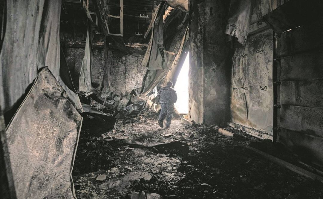 Un ucraniano sale de una instalación de almacenamiento de productos alimenticios que fue destruida por un ataque aéreo en Brovary, al norte de Kiev. Foto: Vadim Ghirda/AP