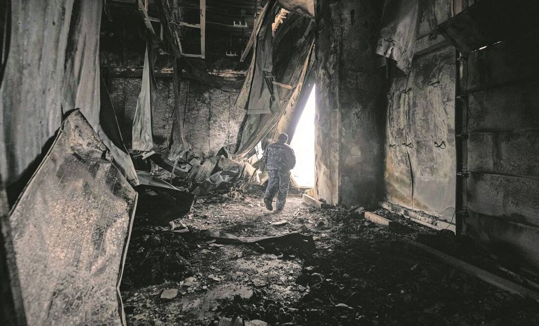 Un ucraniano sale de una instalación de almacenamiento de productos alimenticios que fue destruida por un ataque aéreo en Brovary, al norte de Kiev. Foto: Vadim Ghirda/AP