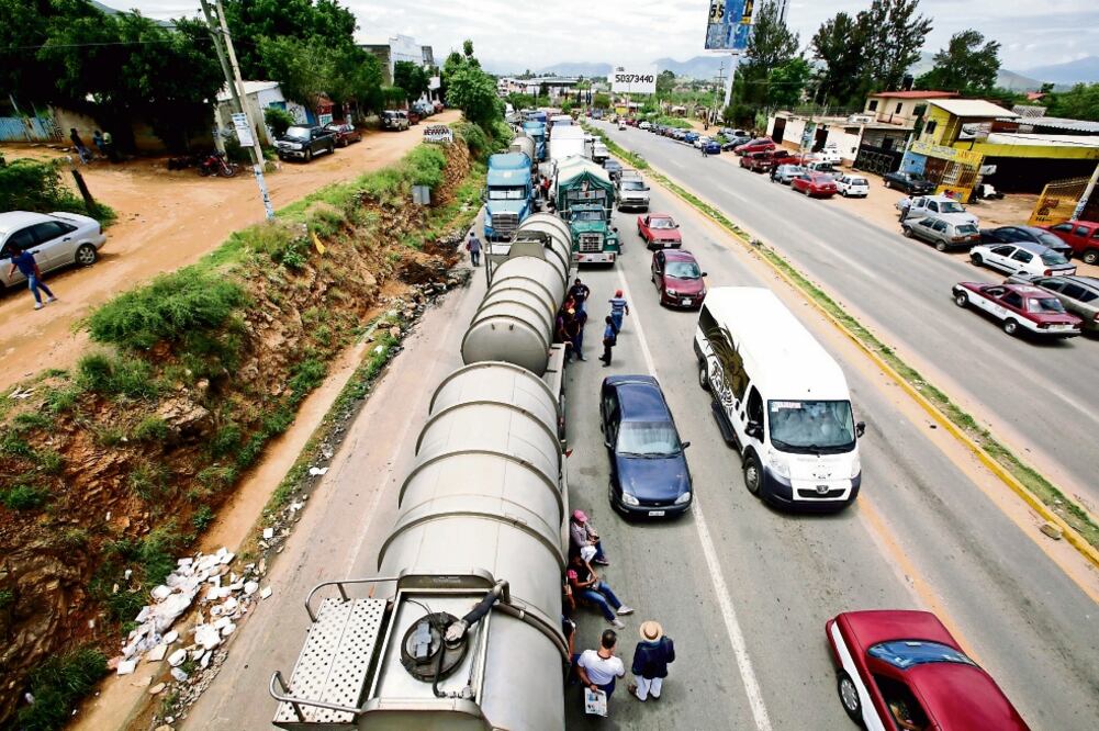 Ayer continuaron más de 15 bloqueos carreteros en las ocho regiones de Oaxaca, al menos ocho de ellos en el Istmo de Tehuantepec. En algunos casos el paso es sólo a vehículos particulares (LUIS CORTÉS. EL UNIVERSAL)
