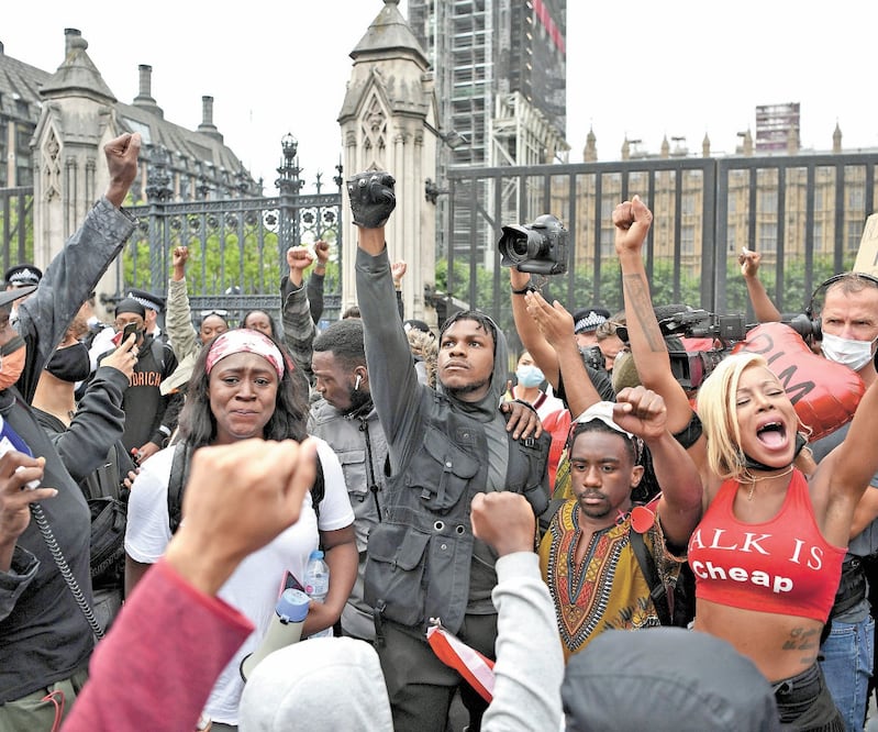 Una manifestación contra el racismo en Londres. El premier Boris Johnson se declaró “a squeado” por lo que “le ocurrió” a George Floyd y aseguró que el racismo “no tiene lugar” en la sociedad. DANIEL LEAL-OLIVAS. AFP