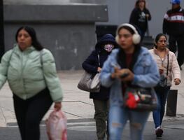 "Cuando salí de mi casa sentí el frío": capitalinos enfrentan las bajas temperaturas con chamarra, suéter y gorro