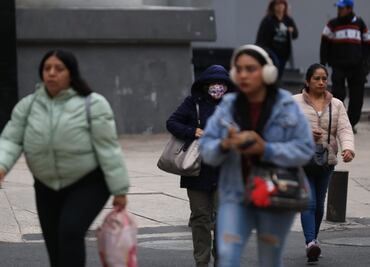 "Cuando salí de mi casa sentí el frío": capitalinos enfrentan las bajas temperaturas con chamarra, suéter y gorro