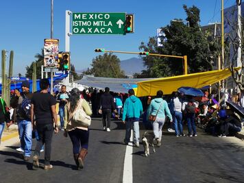 Bloquean profesores  accesos a aeropuerto de Oaxaca en segundo día de paro