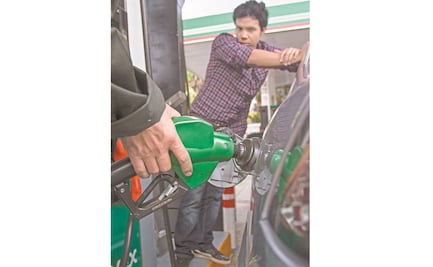 SHCP reactiva subsidio al diesel y eleva otra vez el de la Magna