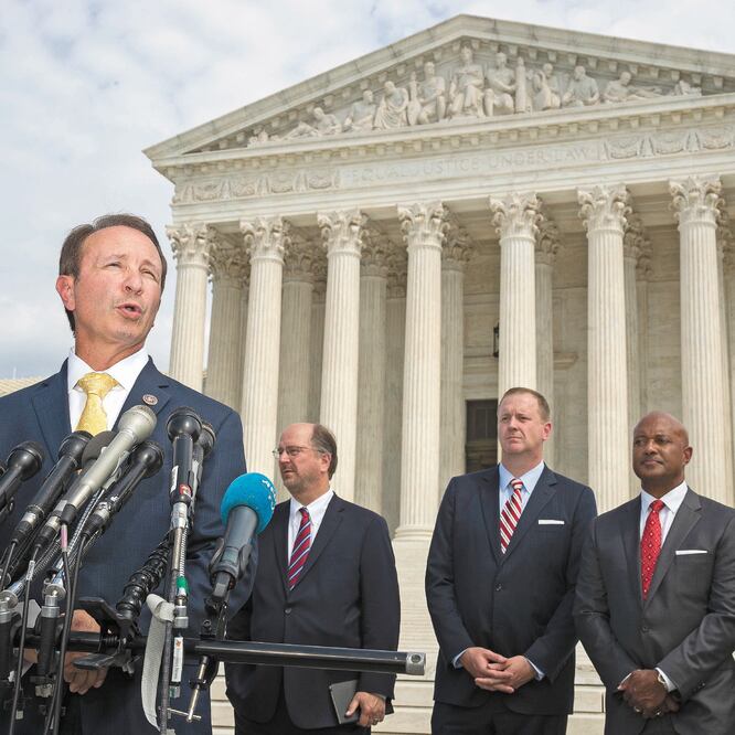 El fiscal general de Louisiana, Jeff Landry, junto con otros procuradores, h abl a afuera de la Suprema Corte, en Washington, sobre la pesquisa a Google. MANUEL BALCE CENETA. AP