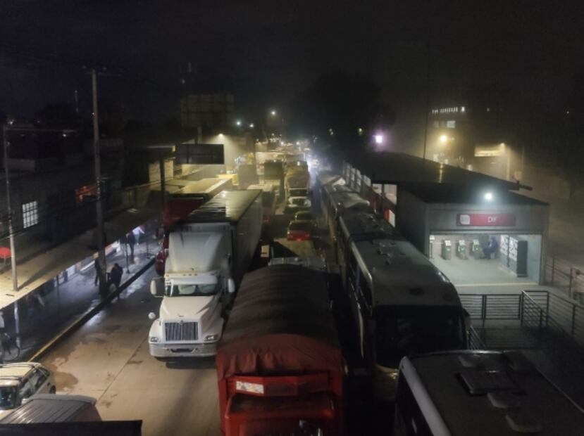 Bloquean Vía José López Portillo; exigen detención de profesor de jardín de niños por abuso sexual