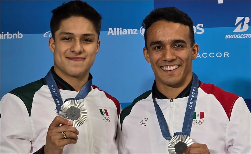 Osmar Olvera y Juan Celaya presumen su presea de plata en París 2024. FOTO: Arturo Sanguino