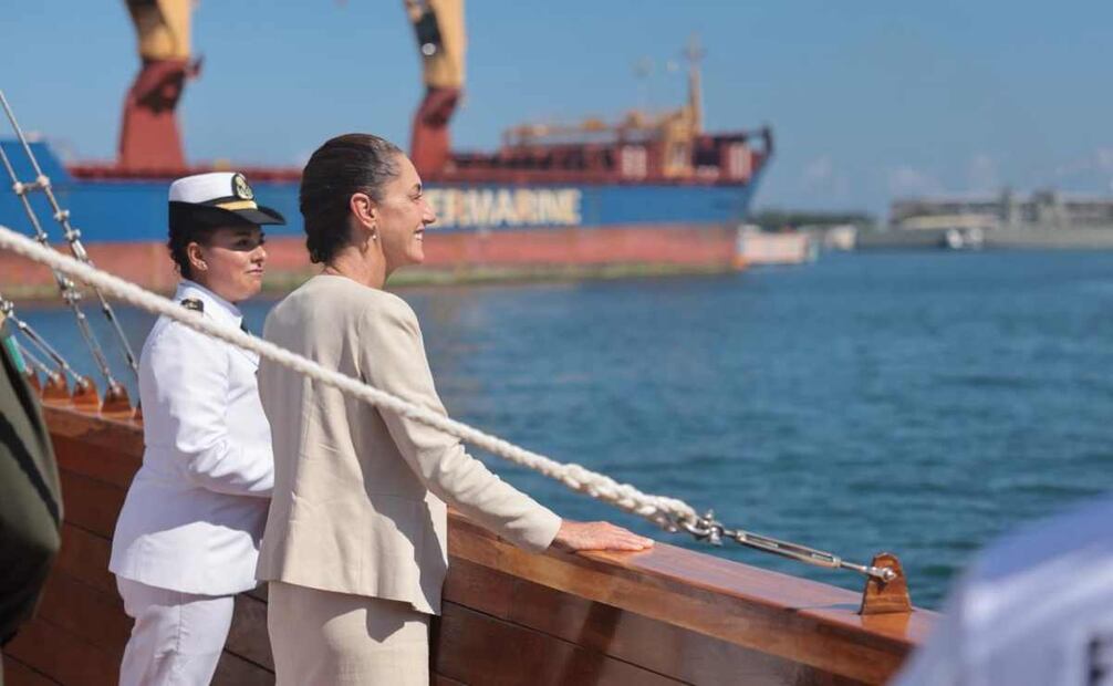 La presidenta Claudia Sheinbaum Pardo aborda el Buque Escuela Cuauhtémoc. Foto: Especial.