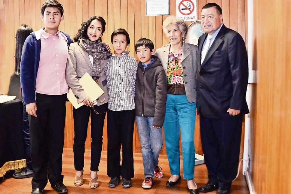 Alejandra Sánchez Galicia (segunda a la izquierda) piensa estudiar la maestría. Sus sinodales la invitaron a publicar las historias que obtuvo de los pobladores. (CORTESÍA)